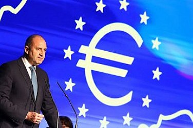 Не еврото, друга е целта на Радев с патетиката около референдума