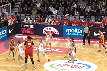 220-сантиметрова китайка прави фурор в женския баскетбол