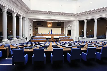 Парламентът започва с блицконтрол, Радев на среща на ЕС