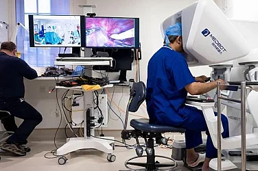 Лондонски хирург оперира пациент на 2400 км разстояние с робот