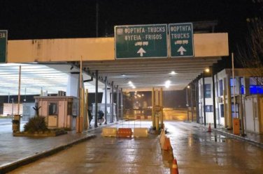 Свободно движение през „Кулата“, гръцките фермери отслабват блокадите