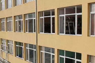 Спорна идея на МОН: По-малко чужди езици в гимназиите, повече часове по БЕЛ и математика