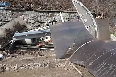 Свлачище разруши автобусна спирка във Велико Търново: Затвориха пътя за Г. Оряховица