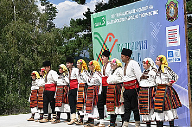 Хиляди се надпяват и надиграват в Копривщица на шест сцени