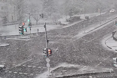 Затруднено движение, усложнена обстановка, спрял ток и затворени училища заради снеговалежа