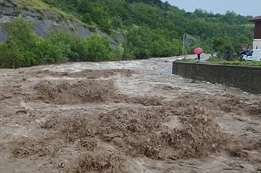 След бедствието в Тича: Над 30 къщи под вода, военни се включват в помощ