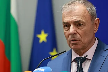 Просветният министър: Учебните програми, учители и ученици са претоварени