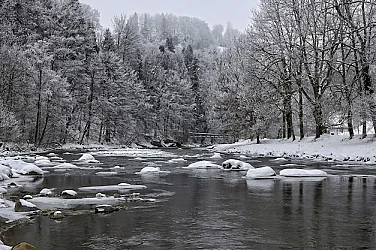 Опасност от преливания на реки в страната след обилните снегове