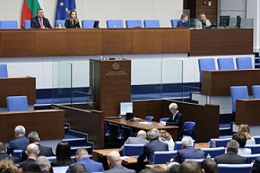 Процедурен блокаж, крясъци и тропане в парламента заради изборните правила