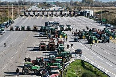 Протестът се разраства: Гръцките фермери блокират пътища и граници
