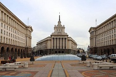 Правителството оттегля Бюджет 2026 след масовите протести. Какво следва и има ли риск за еврото?