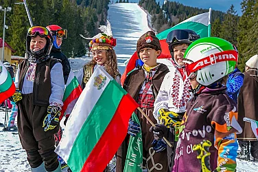 Българският дух завладя планините: Хиляди отбелязаха 3 март на ски с носии и гайди