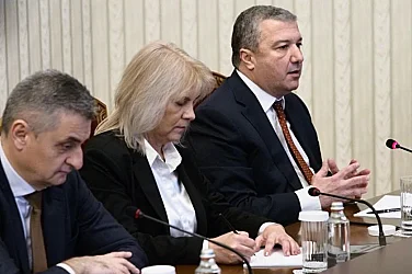 „Домовата книга“ върза ръцете на президента: Йотова и БСП атакуват „сглобката“