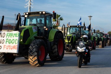 Гръцките фермери продължават с протестите, блокират касите на магистралите