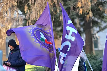 Изплащането на пенсиите започва с протести на пощите