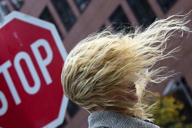 Студ и бурен вятър удрят страната – оранжев и жълт код навсякъде