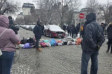 Протест пред Столична община, изсипаха чували с боклук