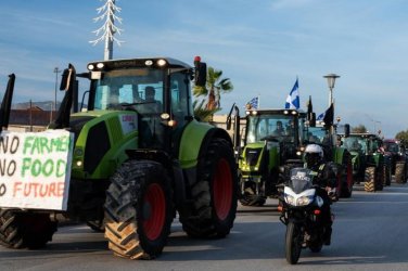 „Неразумни искания“: Мицотакис отряза фермерите, блокадите се разширяват