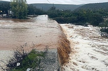 Мощната буря „Байрон“ парализира Гърция: Затворени училища, наводнения и хаос
