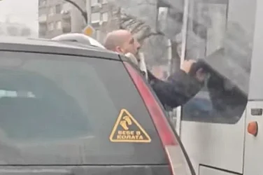 Шофьор нападна и ухапа водач на автобус в София