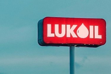 Политически стратег на Тръмп влиза в играта по продажбата на „Лукойл Нефтохим“