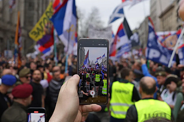 Протестиращи счупиха витрините на офис на сръбската управляваща партия в Белград