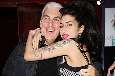 Бащата на Ейми Уайнхаус загуби делото за вещите ѝ