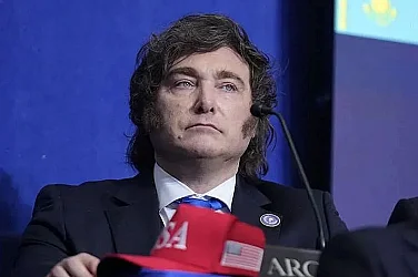 Президентът на Аржентина пее хит на Елвис пред Орбан на Съвета за мир