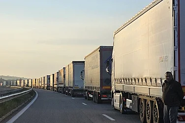 Километричен хаос на „Марица“: Опашката от тирове е над 35 километра