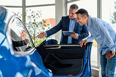 Скок в продажбите на нови коли в България, изостават електромобилите