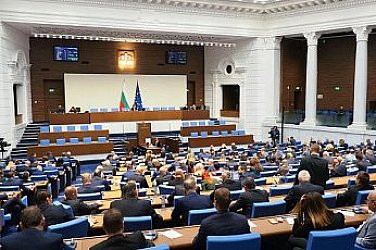 Обрат! Депутатите остават с охрана след второ четене