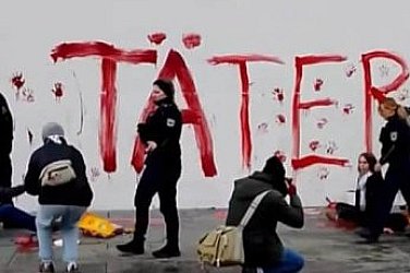 В Берлин пропалестински активисти омазаха фасадата на канцлерския кабинет.