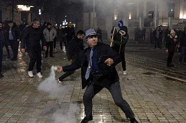 Ранени протестиращи и полицаи при сблъсъци в Тирана
