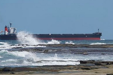 Танкер от руския сенчест флот, ударен от Украйна,  бедства край Ахтопол
