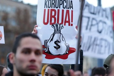 Предсрочни избори в Сърбия след година протести, водени от студенти