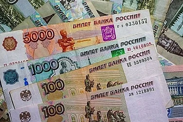 Валутна маневра: Москва се готви за срив на рублата, от който да спечели