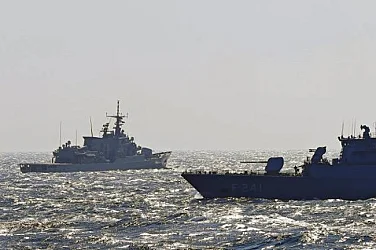 С разрушители и самолети: САЩ започват да извеждат блокираните в Ормуз кораби