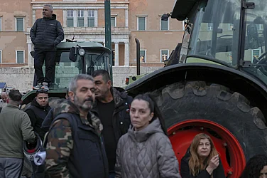 Гръцките фермери изкараха цялата нощ пред парламента в Атина