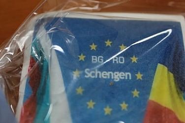 С бисквитки с надпис BG-RO Schengen посрещат преминаващите през ГКПП „Дунав мост“