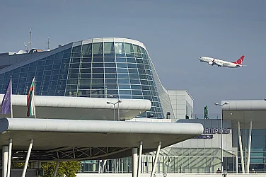 Успешна евакуация: Самолет със служители и дипломати пристигна от Мускат след 6-часов полет