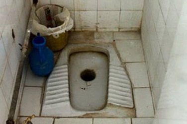 Мръсни, опасни, отблъскващи: Защо децата не ходят до тоалетна в училище