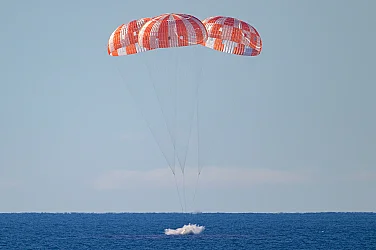 Artemis II се завърна на Земята с екстремно спускане над 30 пъти скоростта на звука