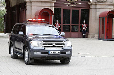 Радев обяви, че ще пътува с личния си автомобил, солидарно със служителите си
