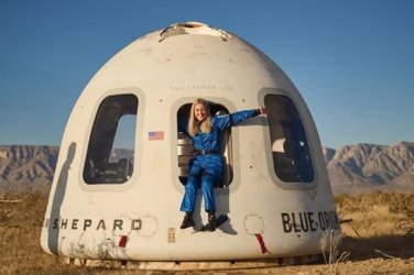 Жена остави инвалидната си количка и пътува в Космоса