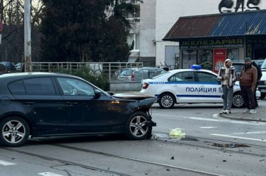 Тройна катастрофа блокира „Черни връх“: Ауди прелетя покрай спирка на трамвая