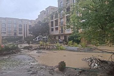 Премахват незаконния колектор в Елените, но още не казват кой застрои река Дращел