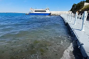 Доброволци почистват морското дъно край остров Света Анастасия преди сезона