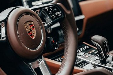 Собственици на Porschе в Русия в потрес: Софтуерен проблем блокира стотици автомобили