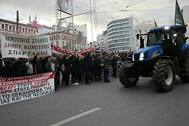 Фермерите прекратиха протеста си пред парламента в Атина