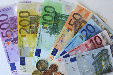 Отлагат внасянето на Бюджет 2026: 620 евро минимална заплата и по-високи майчински